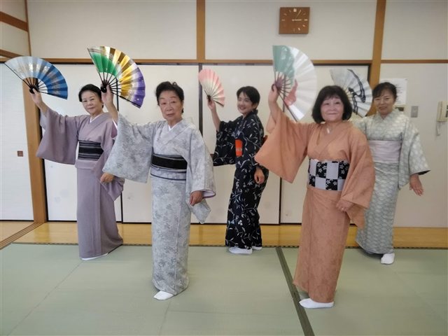 扇を掲げて