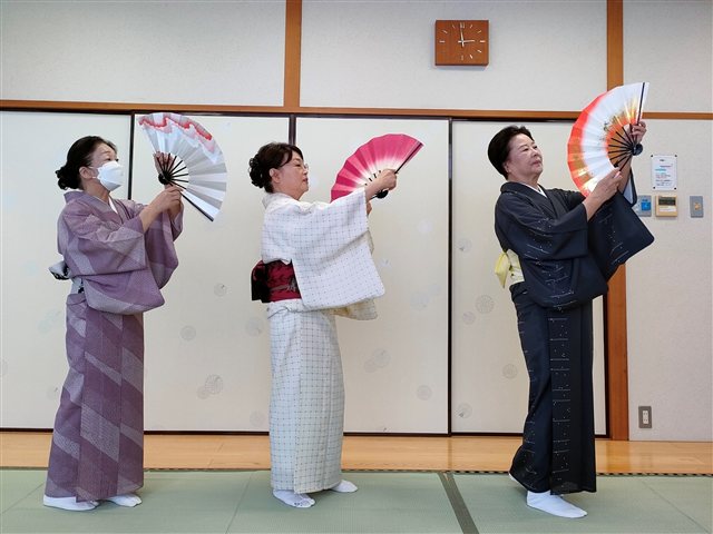 三人で舞う